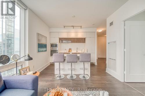 3303 - 10 York Street, Toronto, ON - Indoor Photo Showing Living Room