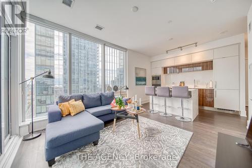 3303 - 10 York Street, Toronto, ON - Indoor Photo Showing Living Room