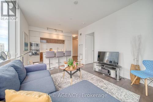 3303 - 10 York Street, Toronto, ON - Indoor Photo Showing Living Room