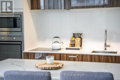 3303 - 10 York Street, Toronto, ON - Indoor Photo Showing Kitchen