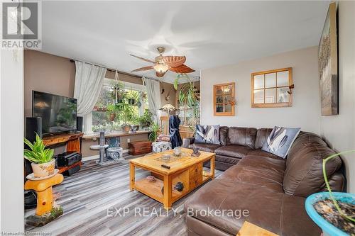 1020 Main Street, Howick, ON - Indoor Photo Showing Living Room