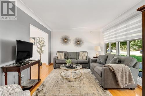 3373 St. Patrick'S Drive, Windsor, ON - Indoor Photo Showing Living Room