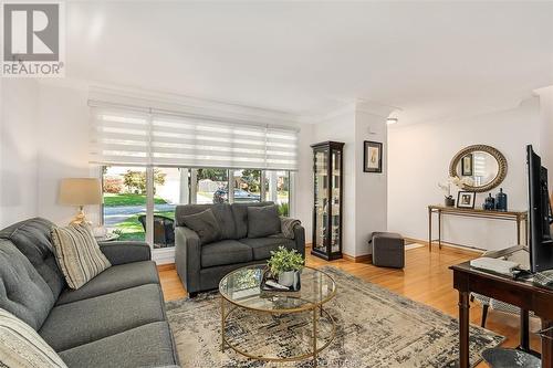 3373 St. Patrick'S Drive, Windsor, ON - Indoor Photo Showing Living Room