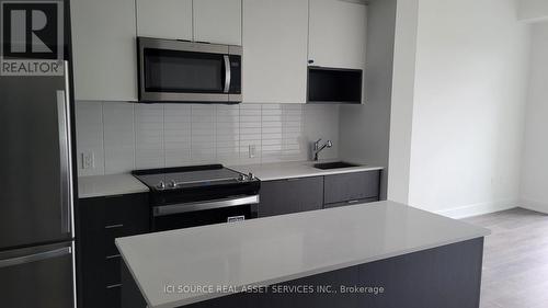 301 - 202 Burnhamthorpe Road, Mississauga, ON - Indoor Photo Showing Kitchen With Upgraded Kitchen