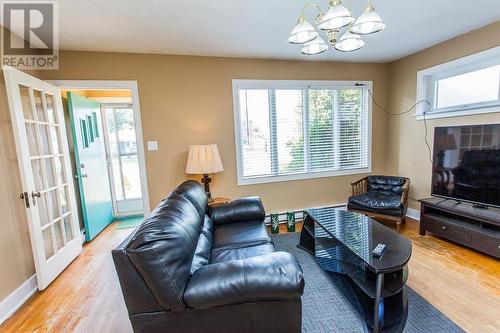 182 Lake St, Sault Ste. Marie, ON - Indoor Photo Showing Living Room