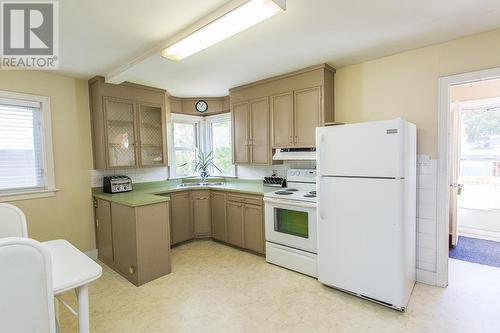 182 Lake St, Sault Ste. Marie, ON - Indoor Photo Showing Kitchen With Double Sink