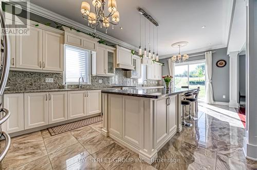 53 Stonesthrow Crescent, Uxbridge, ON - Indoor Photo Showing Kitchen With Upgraded Kitchen