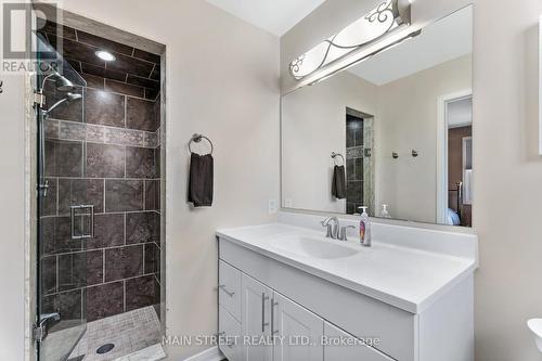 655 Haines Road, Newmarket, ON - Indoor Photo Showing Bathroom