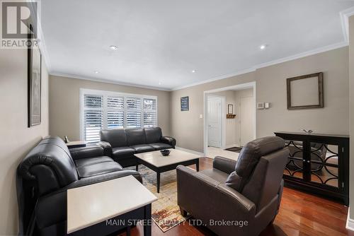 655 Haines Road, Newmarket, ON - Indoor Photo Showing Living Room