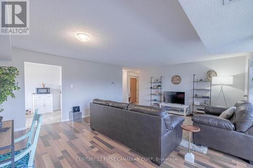 210 - 521 Riverside Drive, London, ON - Indoor Photo Showing Living Room