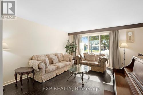 27 Blackbush Drive, Toronto, ON - Indoor Photo Showing Living Room