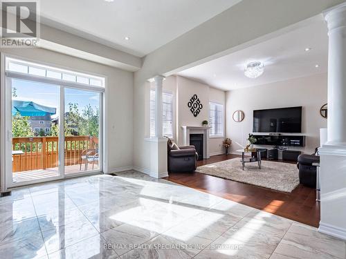 18 Yarmouth Street, Brampton, ON - Indoor Photo Showing Living Room