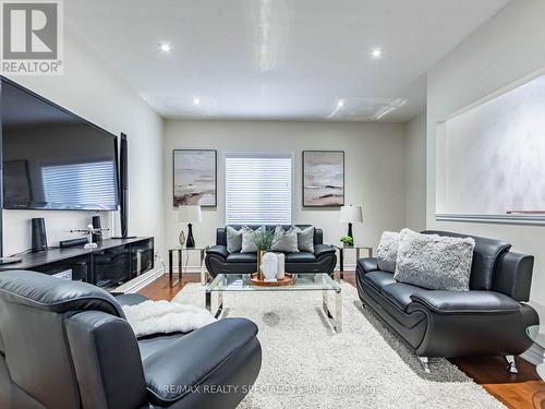 18 Yarmouth Street, Brampton, ON - Indoor Photo Showing Living Room