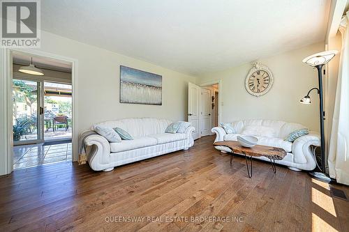 746 Sedore Avenue, Georgina, ON - Indoor Photo Showing Living Room