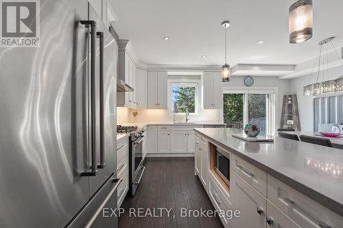 107 Gardiner Drive, Bradford West Gwillimbury, ON - Indoor Photo Showing Kitchen With Upgraded Kitchen