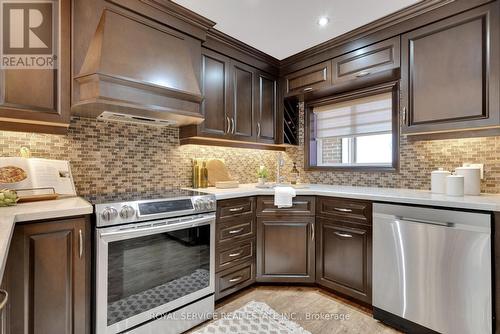 71 Wellington Street, Clarington (Bowmanville), ON - Indoor Photo Showing Kitchen With Upgraded Kitchen