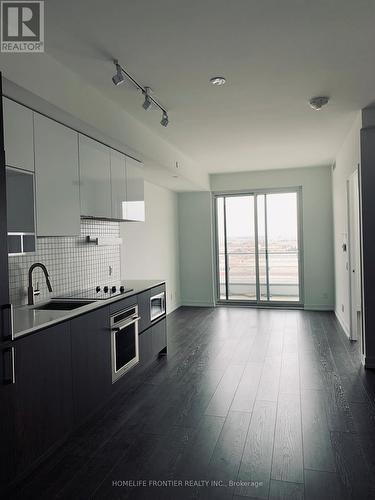 1001 - 950 Portage Parkway, Vaughan, ON - Indoor Photo Showing Kitchen