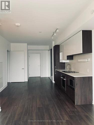 1001 - 950 Portage Parkway, Vaughan, ON - Indoor Photo Showing Kitchen