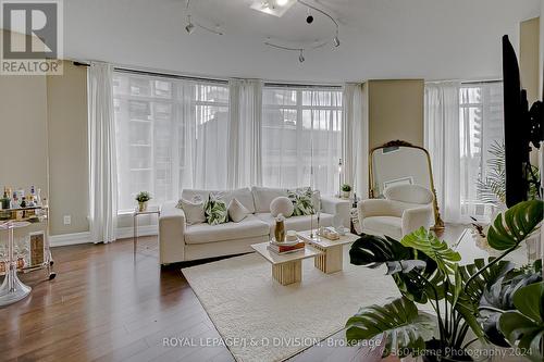 702 - 8 Scollard Street, Toronto, ON - Indoor Photo Showing Living Room