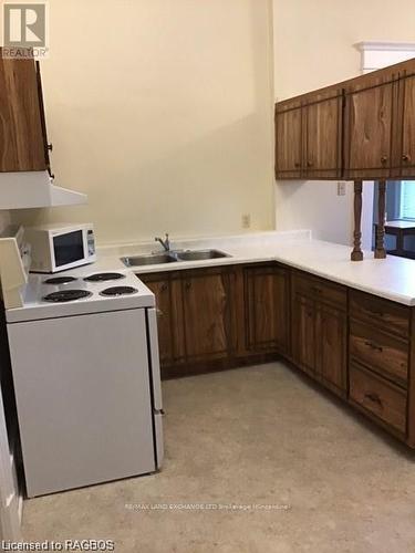 695 Mill Street, Saugeen Shores, ON - Indoor Photo Showing Kitchen With Double Sink