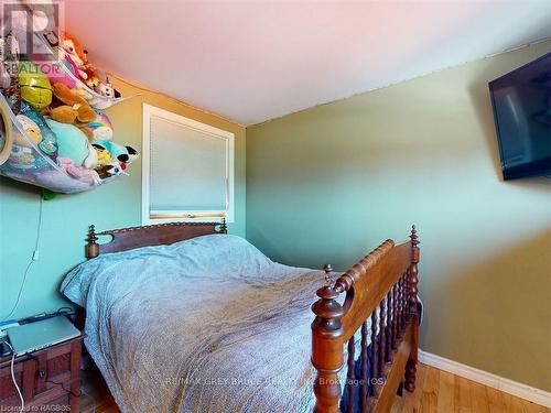 24 Alexandra Avenue, Chatsworth, ON - Indoor Photo Showing Bedroom