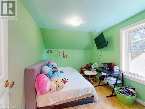 24 Alexandra Avenue, Chatsworth, ON - Indoor Photo Showing Bedroom