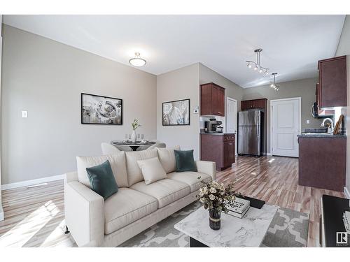 #3 11913 103 St Nw, Edmonton, AB - Indoor Photo Showing Living Room