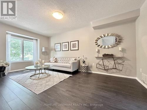 36 Vanity Crescent, Richmond Hill, ON - Indoor Photo Showing Living Room