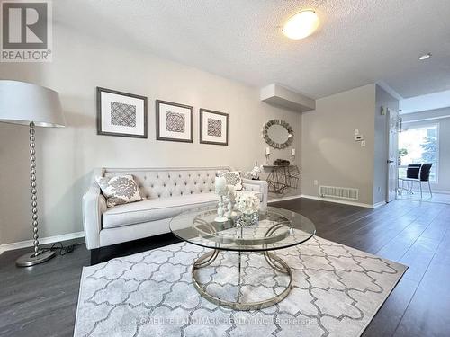 36 Vanity Crescent, Richmond Hill, ON - Indoor Photo Showing Living Room