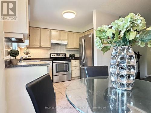 36 Vanity Crescent, Richmond Hill, ON - Indoor Photo Showing Kitchen