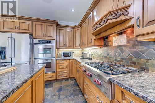 2284 Nena Crescent, Oakville, ON - Indoor Photo Showing Kitchen With Upgraded Kitchen