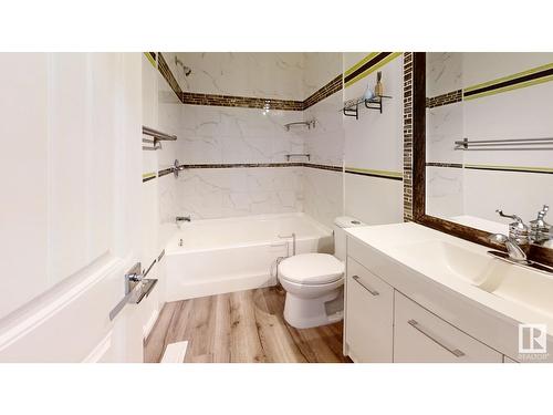 5642 19A Av Nw, Edmonton, AB - Indoor Photo Showing Bathroom