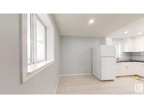 5642 19A Av Nw, Edmonton, AB - Indoor Photo Showing Kitchen