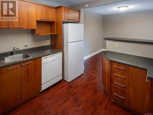 406 1490 Garnet Rd, Saanich, BC - Indoor Photo Showing Kitchen