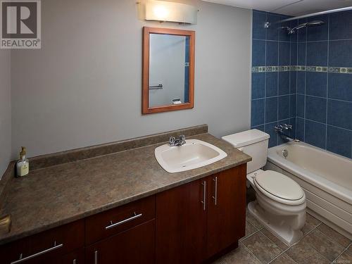 406 1490 Garnet Rd, Saanich, BC - Indoor Photo Showing Bathroom