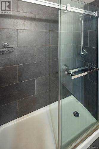 406 1490 Garnet Rd, Saanich, BC - Indoor Photo Showing Bathroom