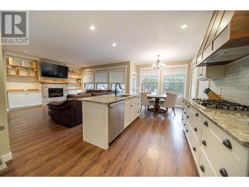 891 46Th  S Avenue, Cranbrook, BC - Indoor Photo Showing Kitchen With Upgraded Kitchen