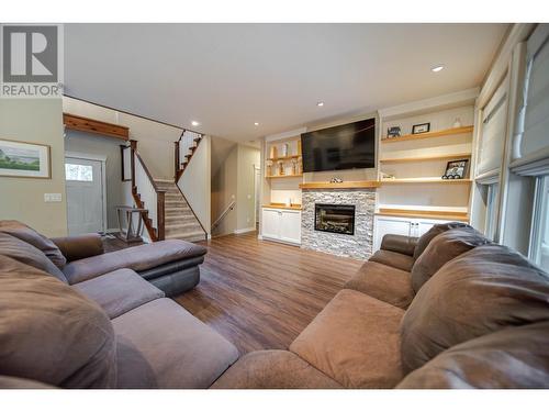 891 46Th  S Avenue, Cranbrook, BC - Indoor Photo Showing Living Room With Fireplace