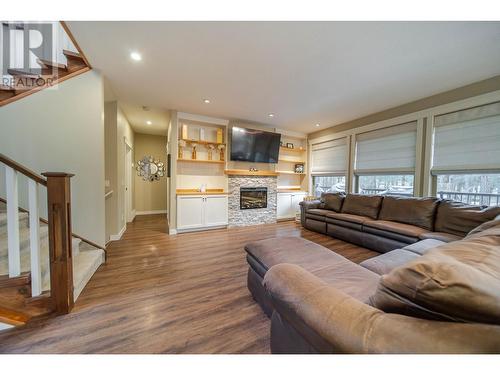 891 46Th  S Avenue, Cranbrook, BC - Indoor Photo Showing Living Room With Fireplace