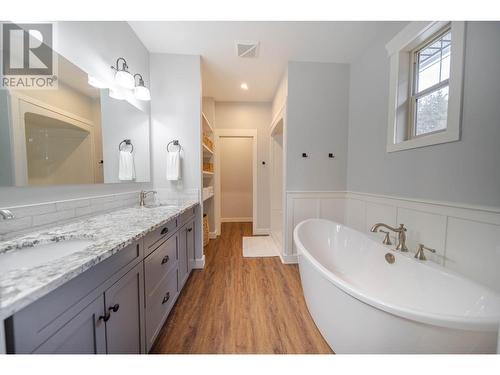 891 46Th  S Avenue, Cranbrook, BC - Indoor Photo Showing Bathroom