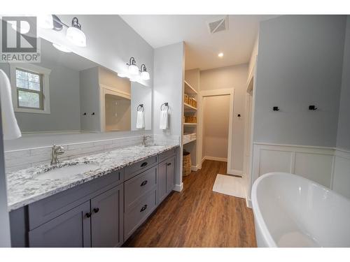 891 46Th  S Avenue, Cranbrook, BC - Indoor Photo Showing Bathroom