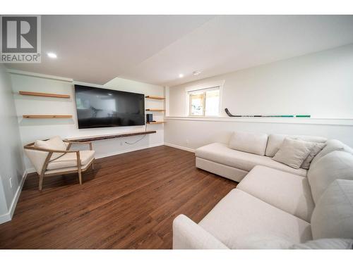 891 46Th  S Avenue, Cranbrook, BC - Indoor Photo Showing Living Room