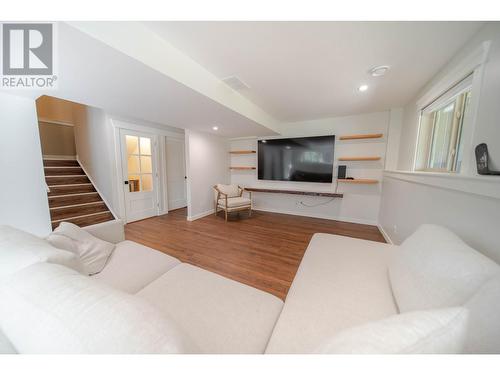 891 46Th  S Avenue, Cranbrook, BC - Indoor Photo Showing Living Room