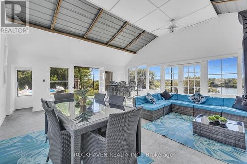 21 Riverside Drive, Haldimand, ON - Indoor Photo Showing Living Room