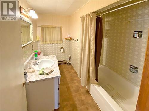 41 Sand-Birch Island, Elgin, ON - Indoor Photo Showing Bathroom