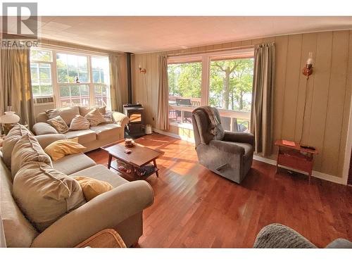 41 Sand-Birch Island, Elgin, ON - Indoor Photo Showing Living Room