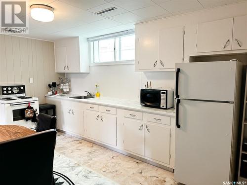 1581 106Th Street, North Battleford, SK - Indoor Photo Showing Kitchen