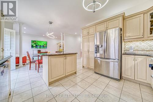 7 Gladstone Avenue, Vaughan, ON - Indoor Photo Showing Kitchen