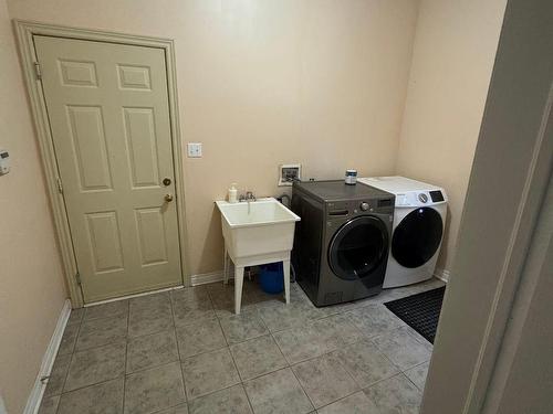 Upper-10 Devondale Ave, Brampton, ON - Indoor Photo Showing Laundry Room