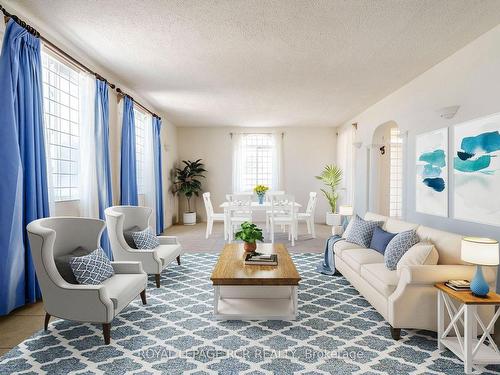 43 Oyster Cres, Barbados, ON - Indoor Photo Showing Living Room